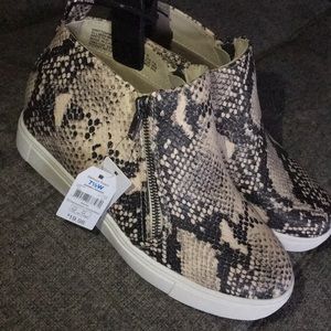 Women’s snake skin shoes size 7 1/2